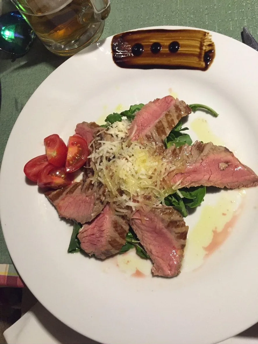 Biftek tagliata s rikulom i suhim rajčicama