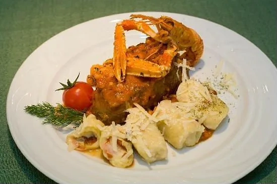 Kompas s natpisom Konoba Nevera — ukras na jelovniku