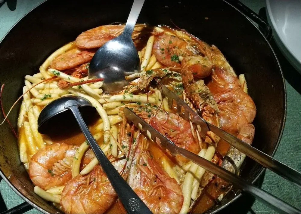 Detalj interijera — stari kormilarski točak i ribarska mreža