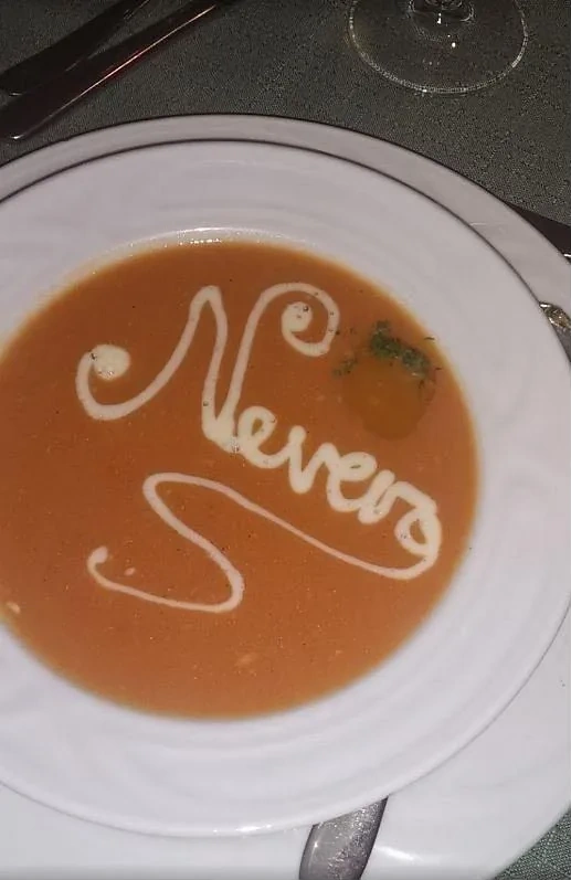 Juha od rajčice s ukrasom u obliku natpisa Nevera