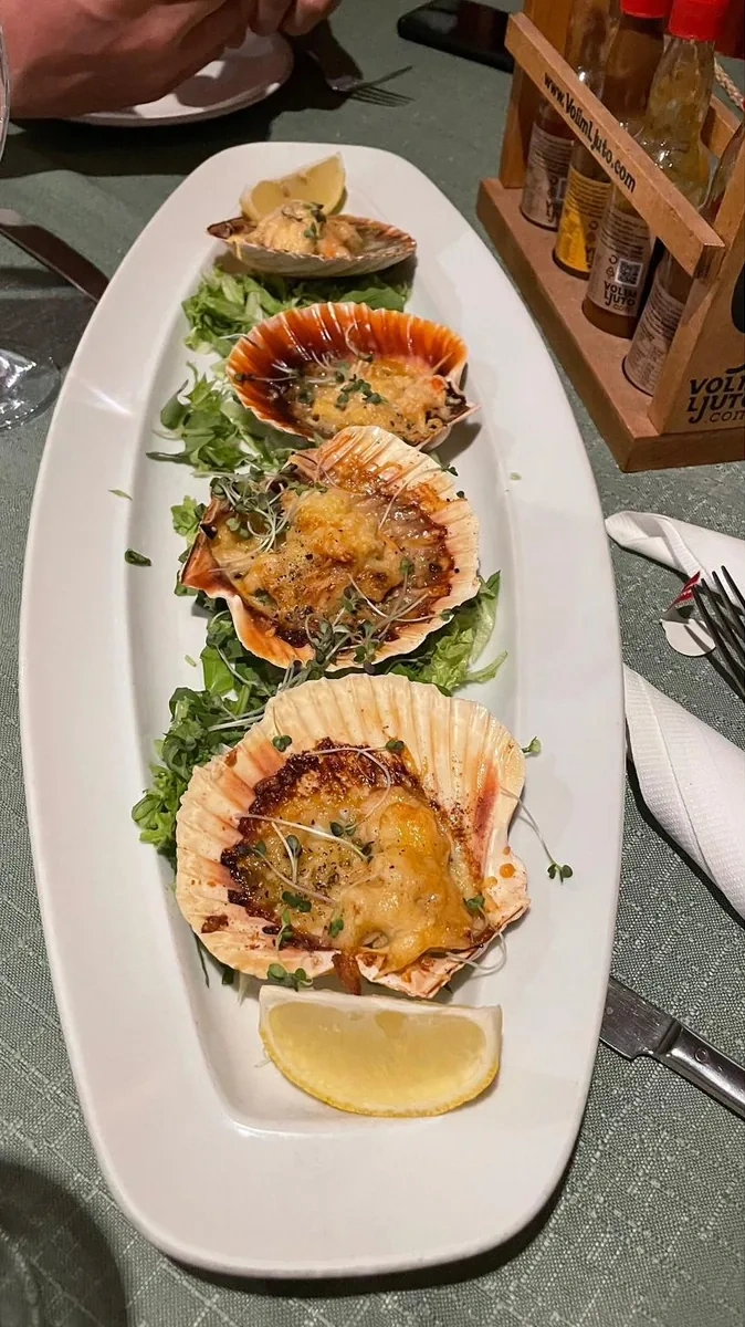 Kapice Svetog Jakova posložene na tanjuru s rukolom