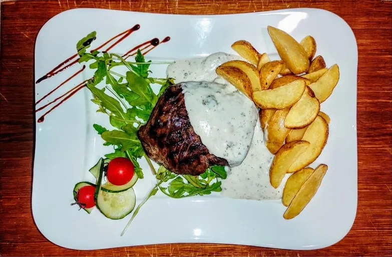 Biftek u umaku od gorgonzole s pečenim krumpirom i rukolom