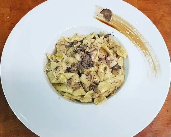 Fuži s tartufima — ručno izrađena tjestenina u kremastom umaku s crnim tartufima