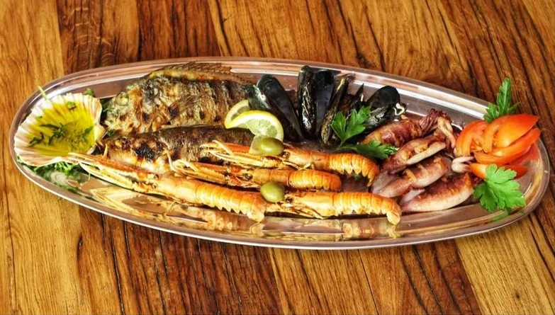 Dalmatinska riblja plata — pečena riba, škampi, dagnje i lignje na pladnju