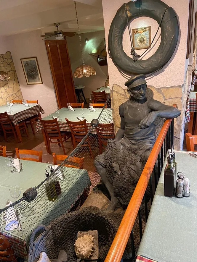 Interijer Konobe Nevera — kameni zidovi, kockasti stolnjaci, rustikalna atmosfera